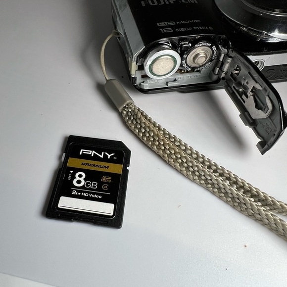 Fuji Fujifilm FinePix AX650 16MP Digital Camera With 5x Zoom With Storage Card - Picture 1 of 4
